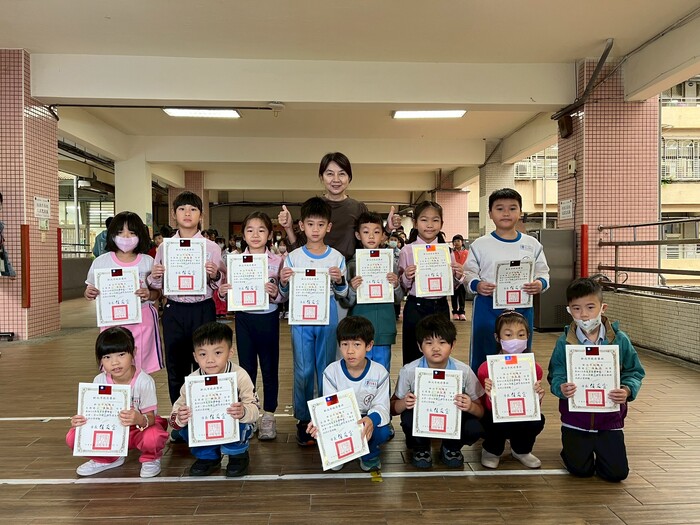 二年級獲獎學生與校長合照(另開新視窗/jpg檔)圖片