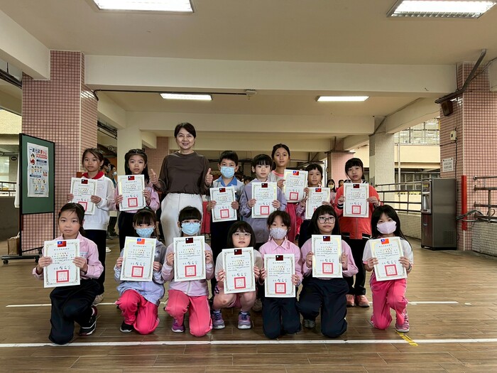 三年級獲獎學生與校長合影(另開新視窗/jpg檔)圖片