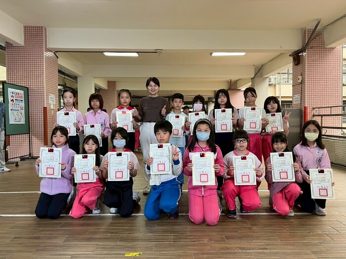 四年級獲獎學生與校長合影(另開新視窗/jpg檔)圖片