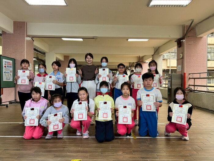 五年級獲獎學生與校長合影(另開新視窗/jpg檔)圖片