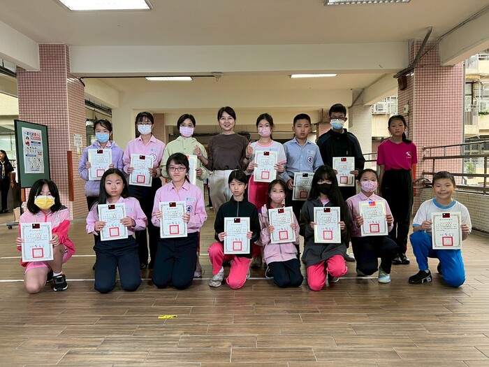 六年級獲獎學生與校長合影(另開新視窗/jpg檔)圖片