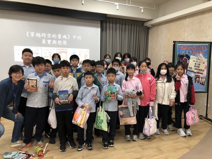 彭老師與小朋友合影(另開新視窗/jpg檔)圖片