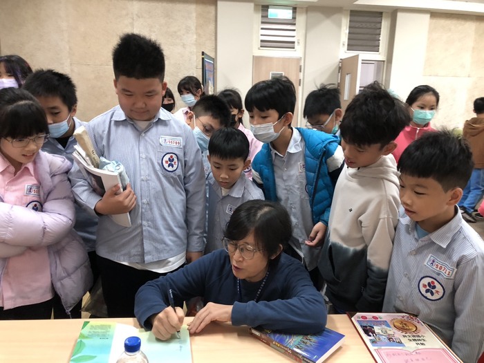 彭老師為小朋友簽書(另開新視窗/jpg檔)圖片