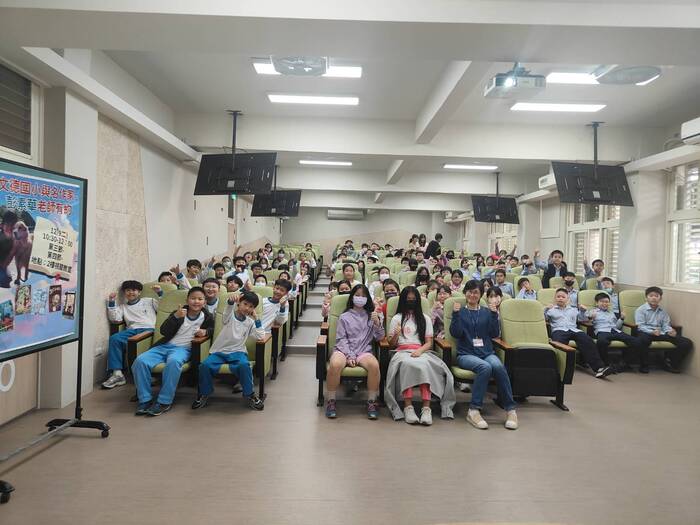 彭老師與高年級合影(另開新視窗/jpg檔)圖片