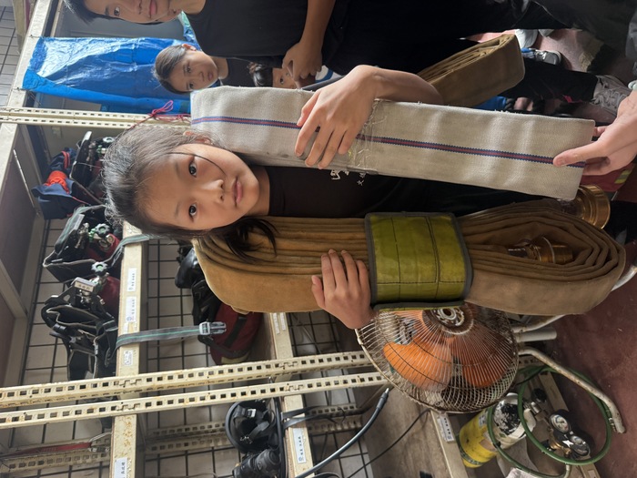 扛水袋(另開新視窗/jpg檔)圖片